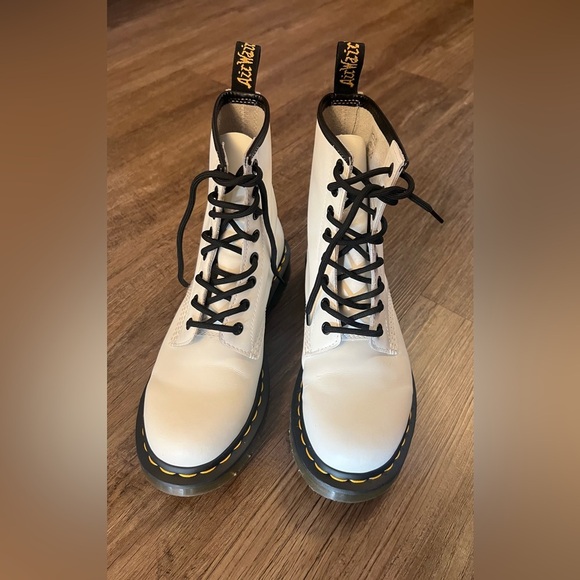 Dr. Martens Women's Leather Boots White Patent Leather Size 7 11821 - Picture 2 of 7